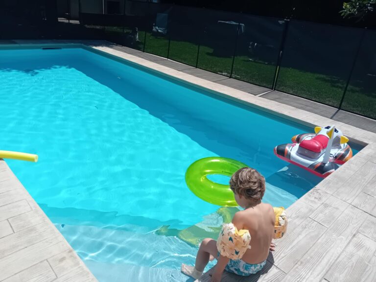 Accès à la piscine - Gîte La Petite Maison des Cavaliers à Saint-Laurent-de-Mure, près de Lyon.