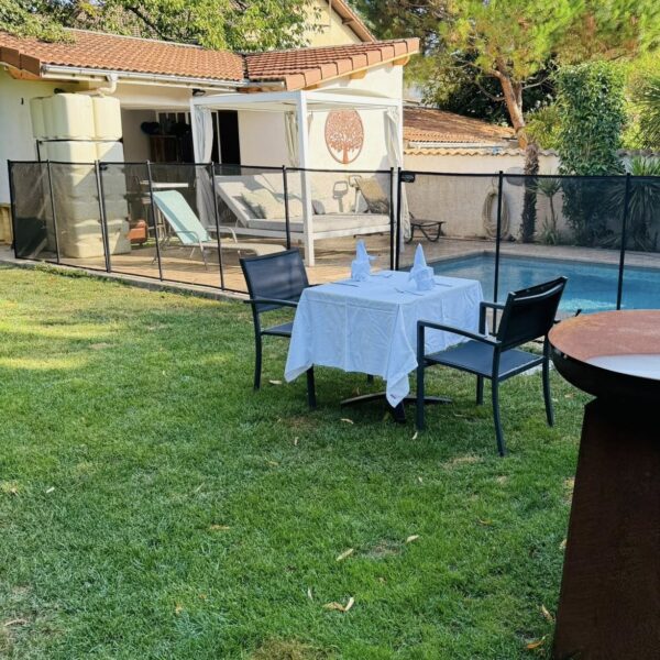 Room service au bord de la piscine, dans notre jardin - Gîte La Petite Maison des Cavaliers à Saint-Laurent-de-Mure, près de Lyon.