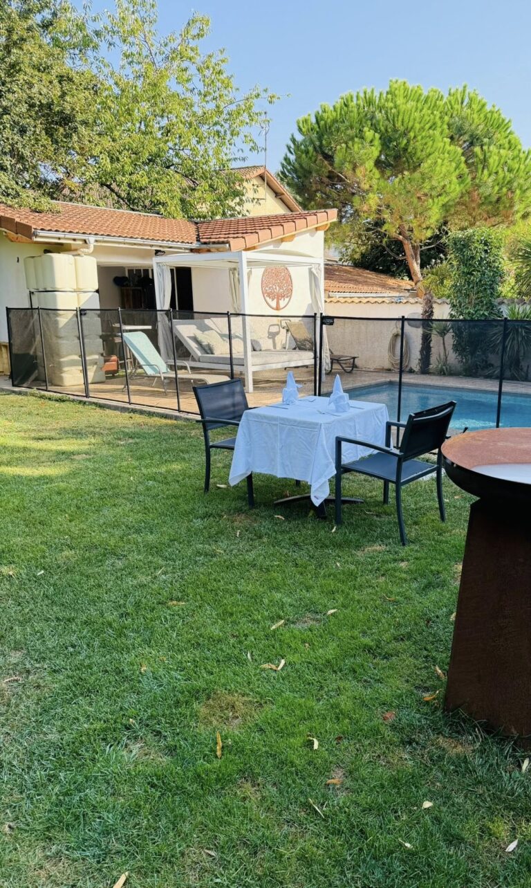 Room service au bord de la piscine, dans notre jardin - Gîte La Petite Maison des Cavaliers à Saint-Laurent-de-Mure, près de Lyon.