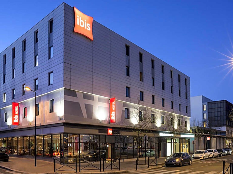 Facade de l'Ibis Bordeaux Centre Bastide à Bordeaux en Gironde