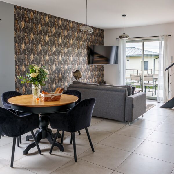 Salon et salle à manger de La Villa Perchée dans le Val D'Oise à 30mn de Paris