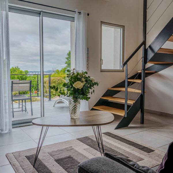 Salon vue sur le jardin de La Villa Perchée dans le Val D'Oise à 30mn de Paris