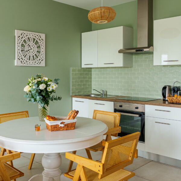 Cuisine équipée et coin repas de La Villa Perchée dans le Val D'Oise à 30mn de Paris