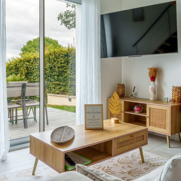 Salon vue sur le jardin de La Villa Perchée dans le Val D'Oise à 30mn de Paris