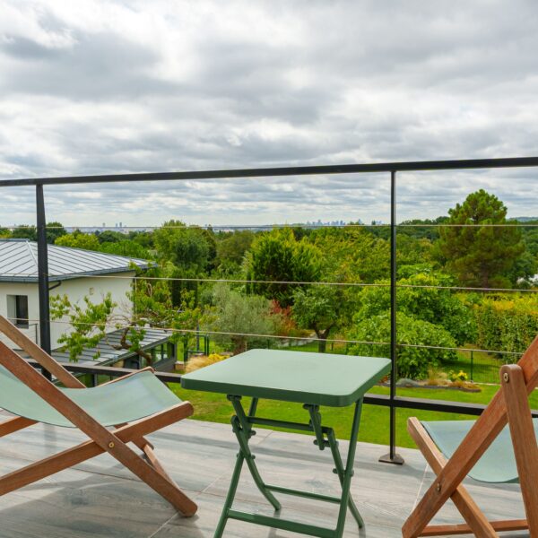 Terrasse avec vue jardin à La Villa Perchée dans le Val D'Oise à 30mn de Paris