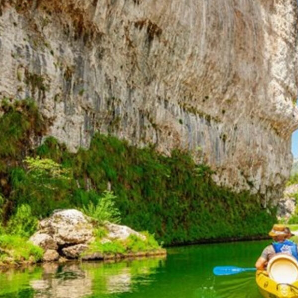 Canoë naviguant sur les Gorges du Tarn au centre Canoë 2000 à la Malène en Lozère