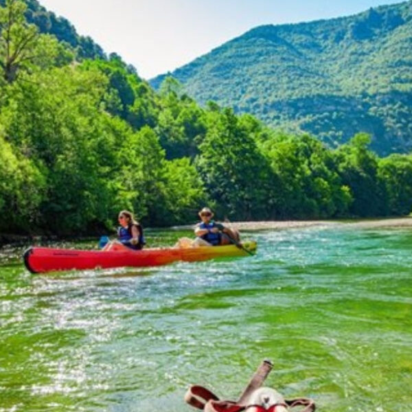 Canoë naivguant sur les Gorges du Tarn au centre Canoë 2000 à la Malène en Lozère