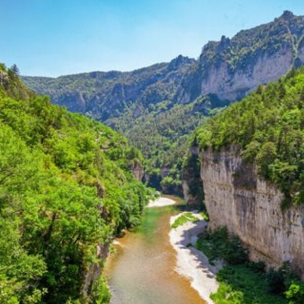 Vue aérienne des Gorges du Tarn proche du centre Canoë 2000 à la Malène en Lozère