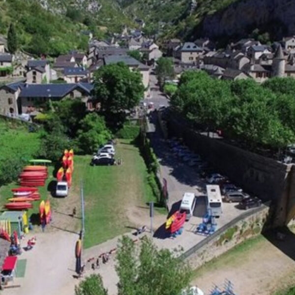 Vue d'ensemble du centre Canoë 2000 à la Malène en Lozère