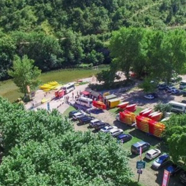 Vue d'ensemble du centre Canoë 2000 à la Malène en Lozère