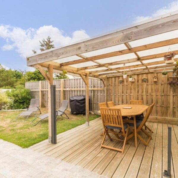Terrasse du Gîte L'Effet Mer à Saint-Jean-de-la-Rivière dans la Manche