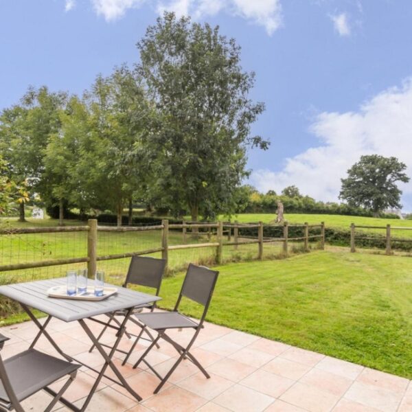 Terrasse du Gîte Les Charmilles à Hauteville-La-Guichard dans la Manche