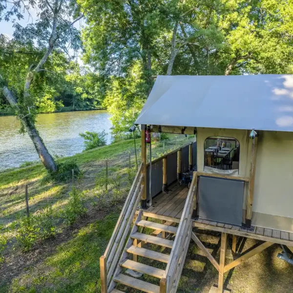Tente lodge avec vue sur la rivière - Camping La Cigaline, à Montpon-Ménestérol, en Dordogne, près de Bergerac.