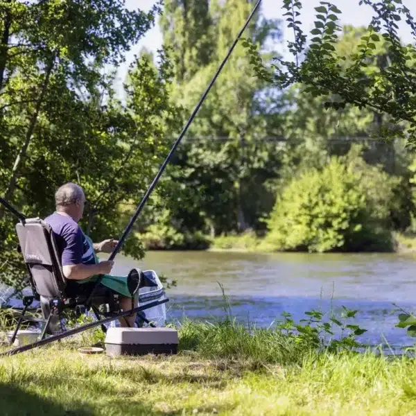 Pêche à la ligne au bord de la rivière - Camping La Cigaline, à Montpon-Ménestérol, en Dordogne, près de Bergerac.