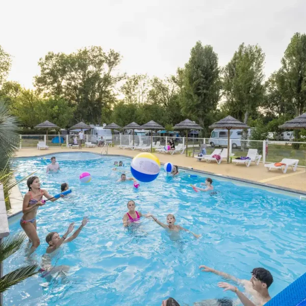 Piscine extérieure chauffée - Camping La Cigaline, à Montpon-Ménestérol, en Dordogne, près de Bergerac.