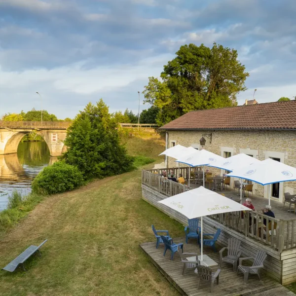 Camping La Cigaline, en bord de rivière, à Montpon-Ménestérol, en Dordogne, près de Bergerac.