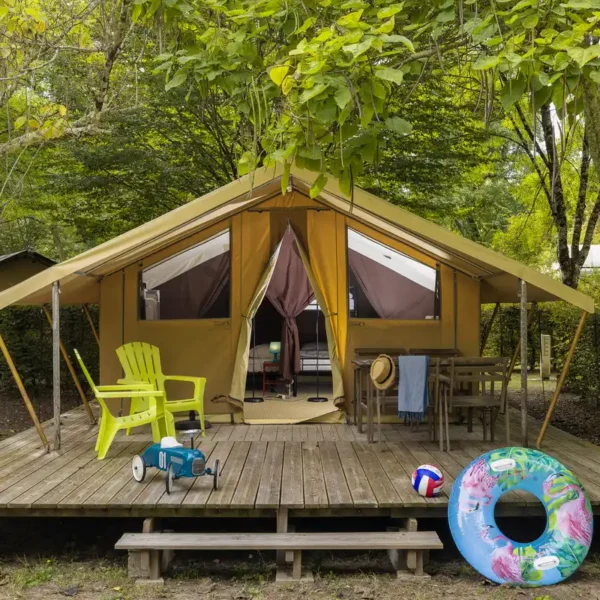 Tente toute équipée - Camping La Cigaline, à Montpon-Ménestérol, en Dordogne, près de Bergerac.