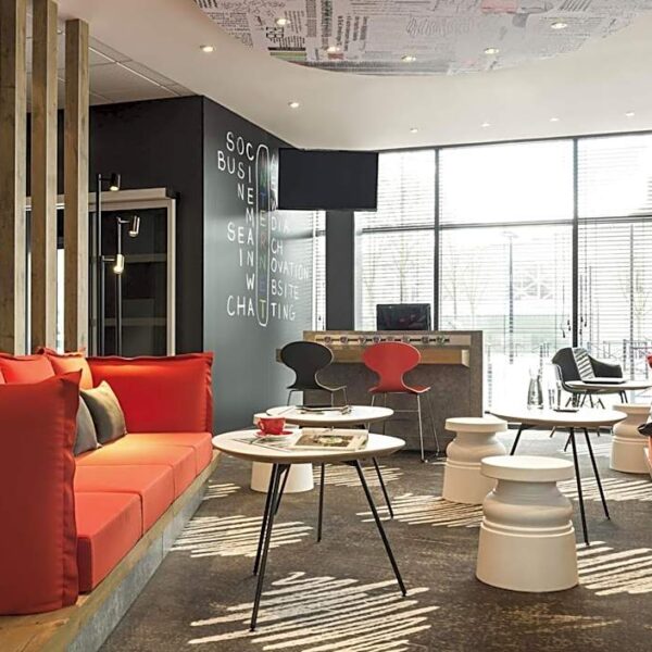 Salle de séjour de l'Ibis Bordeaux Centre Bastide à Bordeaux en Gironde
