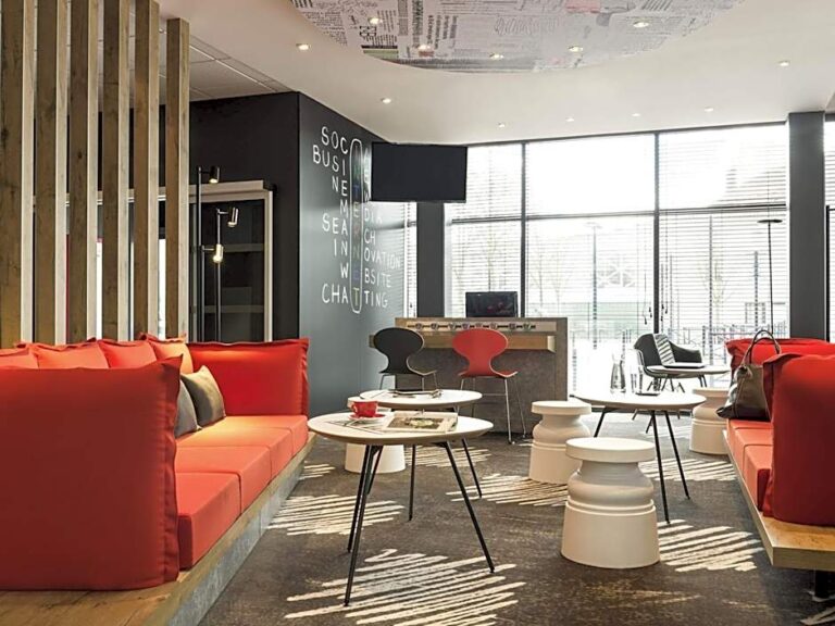 Salle de séjour de l'Ibis Bordeaux Centre Bastide à Bordeaux en Gironde