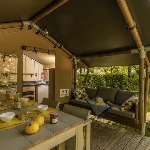Tente safari, terrasse couverte - Camping La Cigaline, à Montpon-Ménestérol, en Dordogne, près de Bergerac
