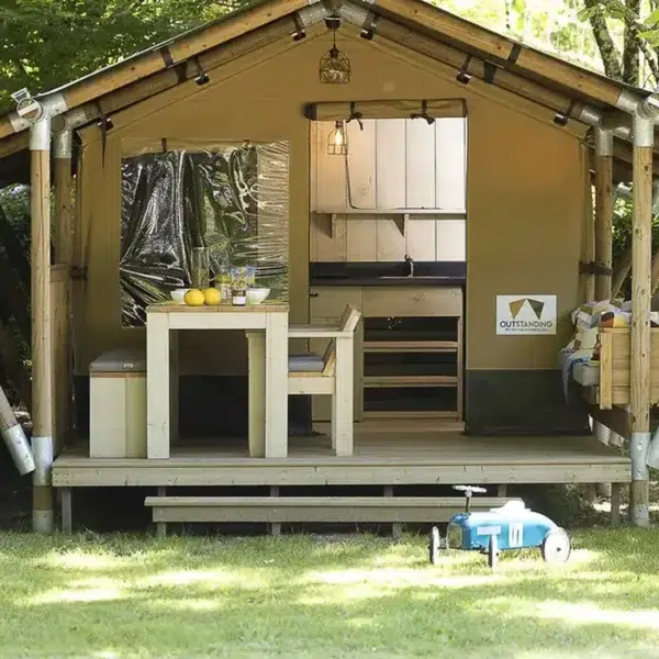 Tente safari, hébergement insolite avec chiens acceptés - Camping La Cigaline, à Montpon-Ménestérol, en Dordogne, près de Bergerac