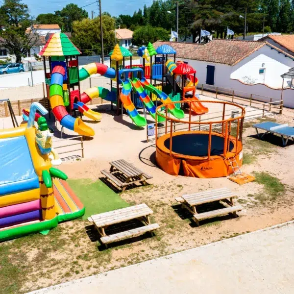 Aire de jeux pour enfants et jeux gonflables au Camping les Violettes, à la Faute-sur-Mer, en Vendée, Pays-de-la-Loire