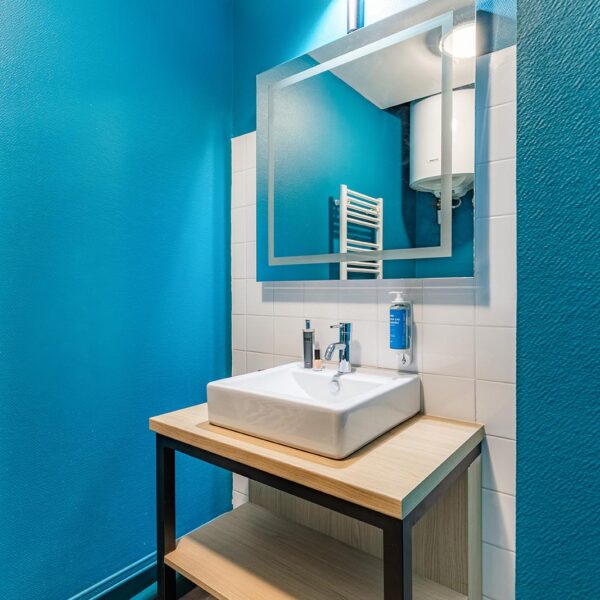 salle de bain bleue de l'appart city classic blois