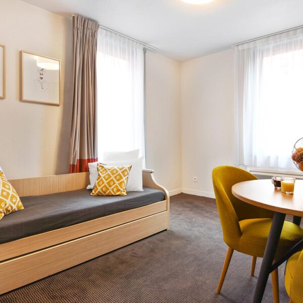 chambre et canapé de l'Appart'city Lille Euralille