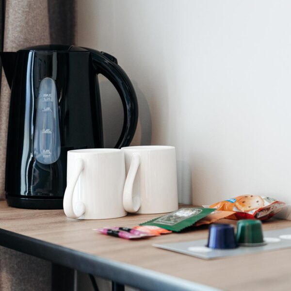 tasse sur le meuble de la chambre de l'Appart'city Saint Germain en laye