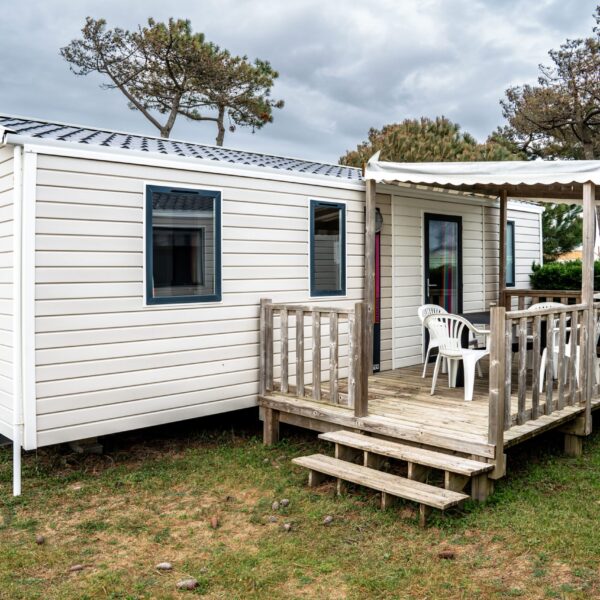 Mobil-homes avec terrasse et chiens admis au Camping les Violettes, à la Faute-sur-Mer, en Vendée, Pays-de-la-Loire