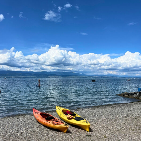 Kayak au bord du lac Léman près du camping Pausado Relais du Léman en Haute-Savoie