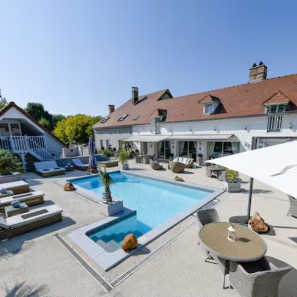 Piscine extérieure chauffée de la Villa de la Croix, à Villechétif, près de Troyes, dans l'Aube, Grand Est