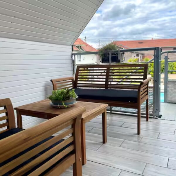 Terrasse close du Gîte Le Cabanon de la Villa de la Croix, à Villechétif, près de Troyes, dans l'Aube, en Champagne