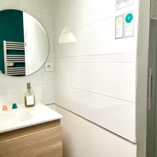 Salle d'eau du Gîte Le Cabanon de la Villa de la Croix, à Villechétif, près de Troyes, dans l'Aube, en Champagne