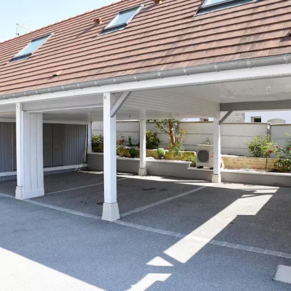 Parking du Gîte Le Cabanon de la Villa de la Croix, à Villechétif, près de Troyes, dans l'Aube, en Champagne