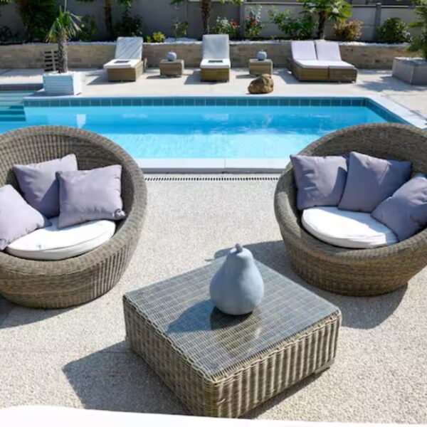 Coin cosy au bord de la piscine extérieure chauffée - Gîte Le Cabanon de la Villa de la Croix, à Villechétif, près de Troyes, dans l'Aube, en Champagne