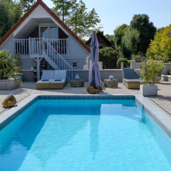 Gîte avec piscine près de Troyes - Le Cabanon de la Villa de la Croix, à Villechétif, près de Troyes, dans l'Aube, en Champagne