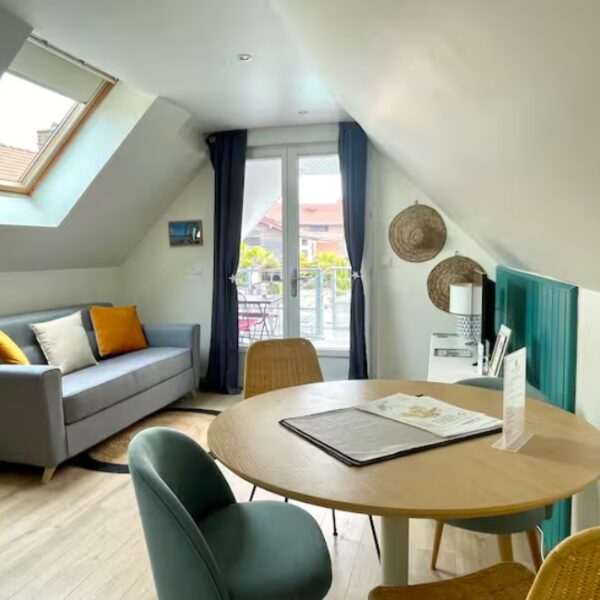 Salon avec canapé convertible du Le Cabanon de la Villa de la Croix, à Villechétif, près de Troyes, dans l'Aube en Champagne