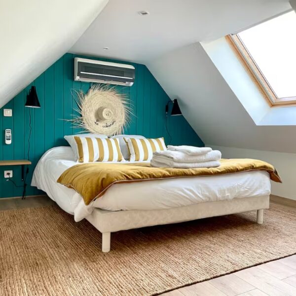 Chambre avec lit queen size du gîte Le Cabanon de la Villa de la Croix, à Villechétif, près de Troyes, en Champagne