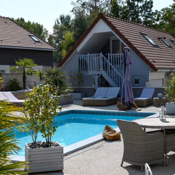 Gîte avec piscine extérieure chauffée - Le Cabanon de la Villa de la Croix, à Villechétif, près de Troyes, en Champagne