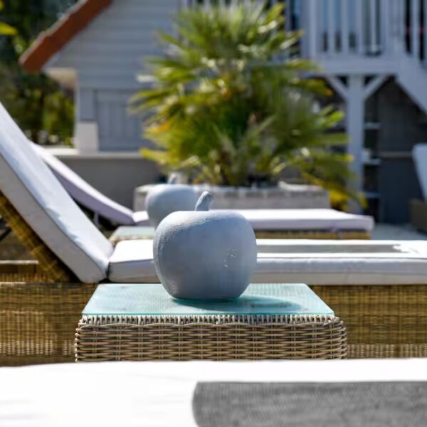 Transats extérieur pour une sieste confortable au soleil, au gîte le Cabanon de la Villa de la Croix, à Villechétif, près de Troyes, en Champagne