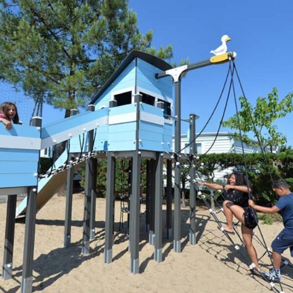 Aire de jeux pour enfants au Mobil-home chiens bienvenus au Camping le Pavillon Bleu, à l’Aiguillon-Presqu’île, près de la Tranche-sur-Mer, en Vendée