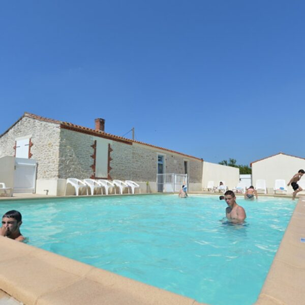 Piscine extérieure du Camping le Pavillon Bleu, à l’Aiguillon-Presqu’île, près de la Tranche-sur-Mer, en Vendée
