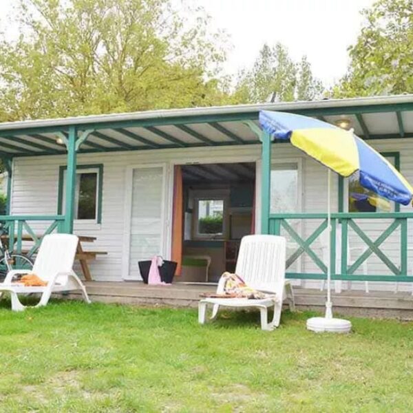 Mobil-home avec terrasse extérieure au Mobil-home chiens bienvenus au Camping le Pavillon Bleu, à l’Aiguillon-Presqu’île, près de la Tranche-sur-Mer, en Vendée