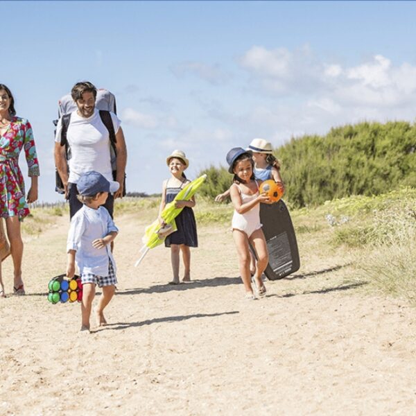 Famille à la plage près du Mobil-home chiens bienvenus au Camping le Pavillon Bleu, à l’Aiguillon-Presqu’île, près de la Tranche-sur-Mer, en Vendée