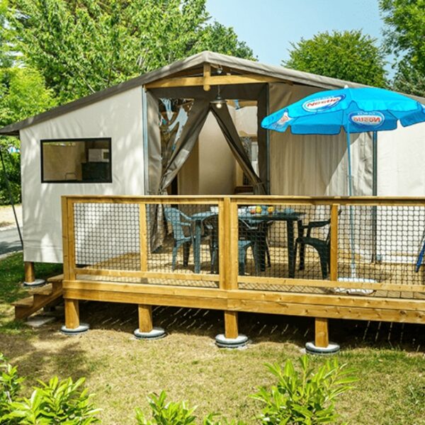 Tente lodge au Mobil-home chiens bienvenus au Camping le Pavillon Bleu, à l’Aiguillon-Presqu’île, près de la Tranche-sur-Mer, en Vendée