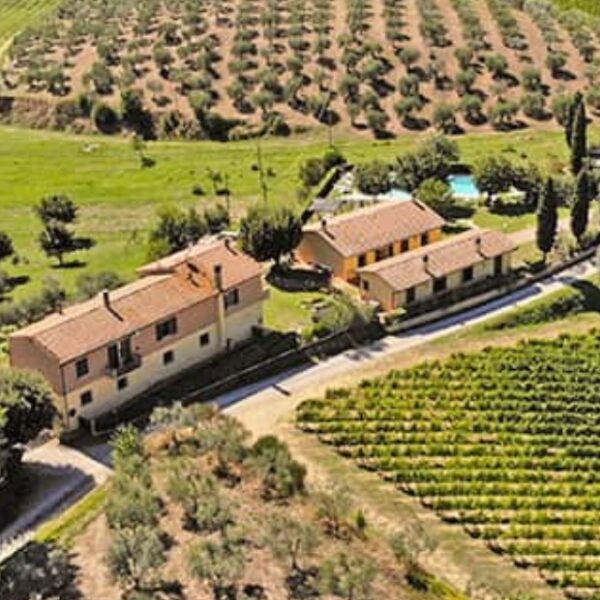 Vue aérienne de l'Agriturismo Metina à Montepulciano en Italie (Toscane)