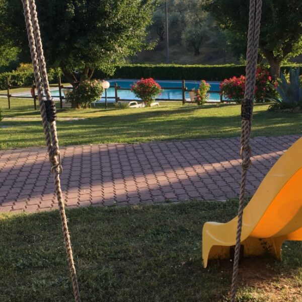 Aire de jeux pour enfants de l'Agriturismo Metina à Montepulciano en Italie (Toscane)