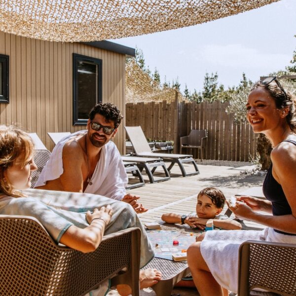 Famille à l'heure de l'apéritif du Camping IlBarritz à Bidart dans les Pyrénnées Atlantique