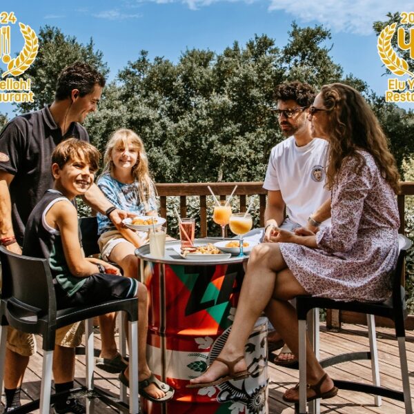 Famille en plein apéritif du Camping IlBarritz à Bidart dans les Pyrénnées Atlantique